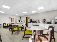 Red Roof Inn & Suites Tomah Hotels in Tomah