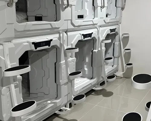 Kiwi Capsule Hotel Hotels near Nana