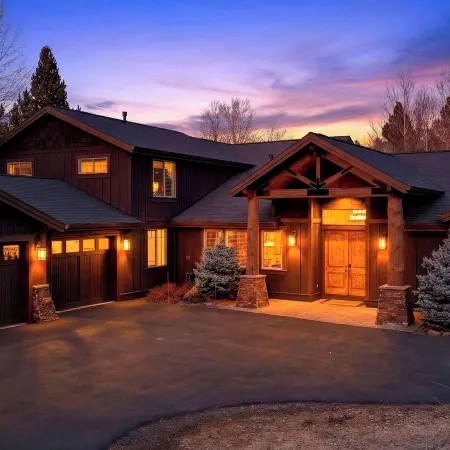 Mulligan Estate by Avantstay Sunriver Retreat + Hot Tub + Game Room + Bikes + Near Trails & Golf