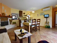 Lovely ground-floor flat with shared pool in Tar 타르 호텔