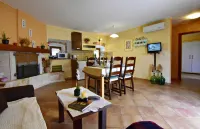 Lovely ground-floor flat with shared pool in Tar