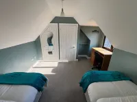 A Village Tranquil Modern Tudor House sea Views - Bungalows