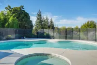 8 Mi to Downtown Modesto! Poolside Escape - 4-Star