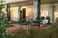 Caravan Court Hotel