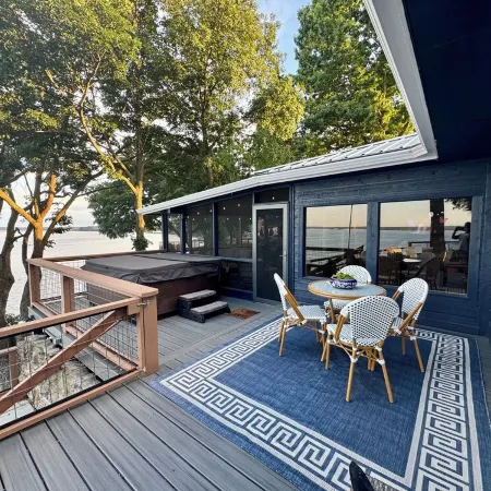 "Sunrise Cottage" Beautiful Lakefront Panoramic View W/ Hot Tub and Boat Dock