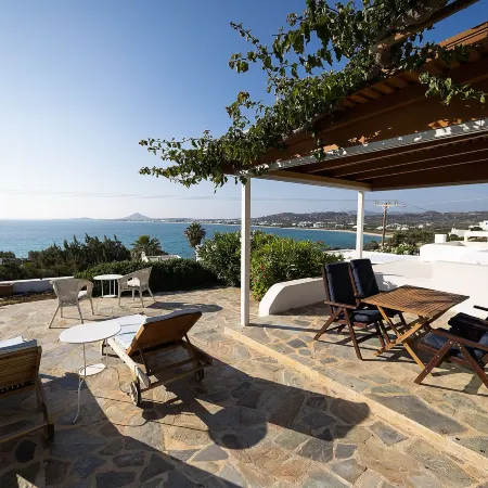 Charming Naxos Villa, Ocean Views, Modern Comfort, Tranquil Escape Hotels in Plaka