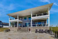Charming Dog-friendly Lakefront Villa With Private Dock, Firepit, Stunning Views - 3-Star