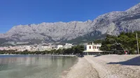 Studio Apartments Roza - A Charming Oasis in the Centre of Makarska - غرفة مطلة على الجبل
