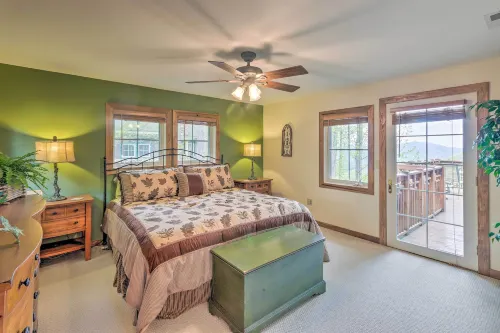 Quaint Blue Ridge Mountain Getaway Pets Welcome! - parking