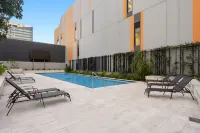Immaculate Top Floor Views! 2Bed/2Bath/1Car/Pool - วิวภูเขา