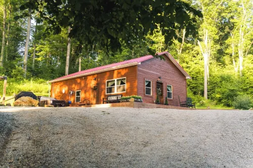 Bear's Den Retreat • Hot Tub • Soak Tub • Dog Friendly • Hocking Hills Cabin - Feriehus