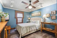 Treehouse Guesthouse: 3 Br Unique Home for 8 Adults Plus 400 sq ft Fun Treehouse - Balkon