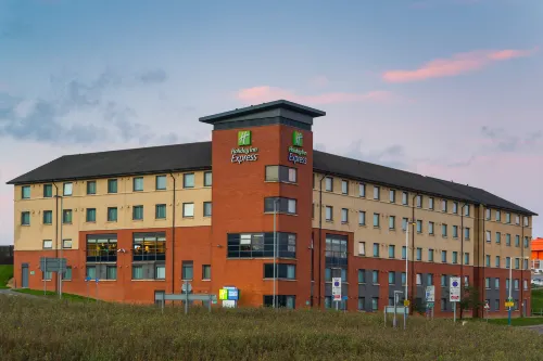 Holiday Inn Express LONDON - LUTON AIRPORT by IHG - 주차장