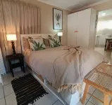 Private cottage, sleeps 2, perfect for work & play - Mountain view