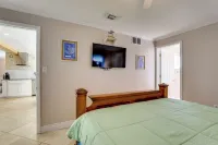 Waterfront Oasis! Heated Pool, 2 Docks & Boat Lift - Swimmingpools