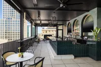 The Peregrine Omaha Downtown Curio Collection by Hilton - С баром