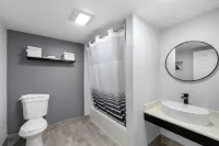 Admiralty Inn & Suites - a Red Collection Hotel - Gym