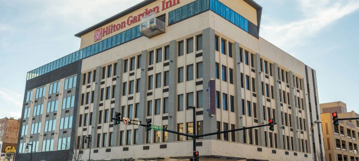 Hilton Garden Inn Wichita Downtown Các khách sạn ở Wichita