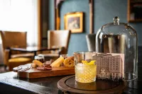 The Hotel Saskatchewan, Autograph Collection - Barer