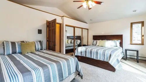 Pine Cone Trail by Avantstay Alpine Chalet + Decks + Game Room Near Ski + Lake - Homestays