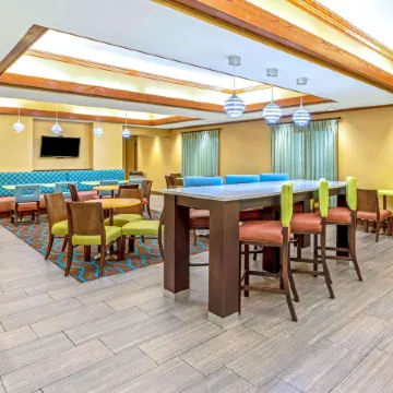 La Quinta Inn & Suites by Wyndham Midwest City - Tinker AFB