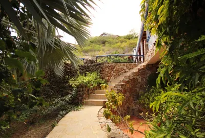 The Carib House 5 Bedrooms and Pool Close to Beach Hotel di 
