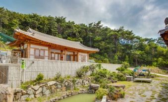 Wando Cheonghaejin Hanok Pension