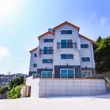 Yeosu Exporo Pension Отели рядом с достопримечательностью «Храм Чхунминса»