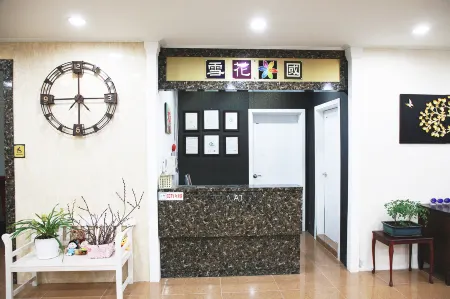 Taebaek Sulwhaguk Family Hotel Отели рядом с достопримечательностью «Geomnyongso Pond»