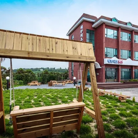 Jeju Wayo Pension Отели рядом с достопримечательностью «Пляж Хамдеок»