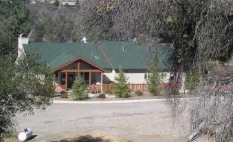 Oakzanita Springs Camping Resort Cottage 4
