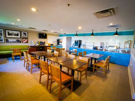 Country Inn & Suites by Radisson, Burlington (Elon), NC