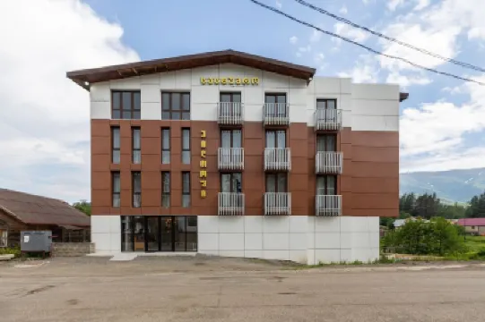 Hilltop Bakuriani Hotel a 