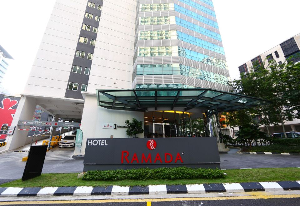 1. 라마다 스위트 ..