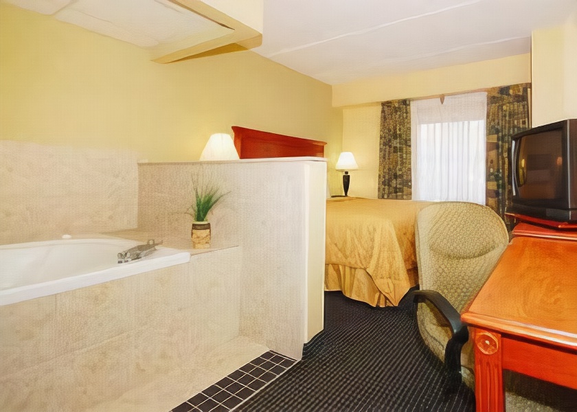 Comfort Inn & Suites Hamilton Place