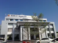 Golden City Rayong Hotel Отели рядом с достопримечательностью «Sun Watthanatham Changwat Rayong Rongrian Rayong Witthayakhom»