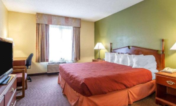 AmericInn by Wyndham Reedsburg - Housity