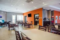 La Quinta Inn & Suites by Wyndham Lynchburg at Liberty Univ. - breakfast