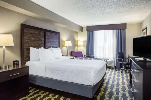 La Quinta Inn & Suites by Wyndham Lynchburg at Liberty Univ. - Parkplatz