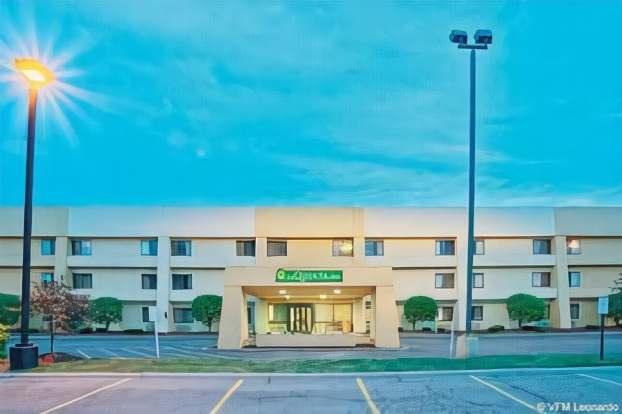 Quality Inn & Suites Warren - Detroit