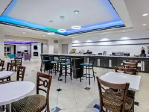 La Quinta Inn & Suites by Wyndham Fairfield TX Hotels in Freestone County