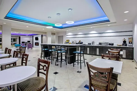 La Quinta Inn & Suites by Wyndham Fairfield TX Отели рядом с достопримечательностью «Фристон Медикал Сентер»