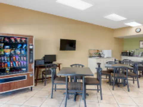 Econo Lodge Belton - Kansas City South Hotels in Raymore