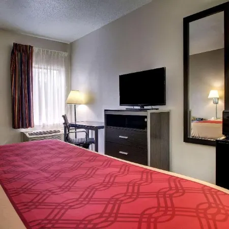 Econo Lodge Inn & Suites