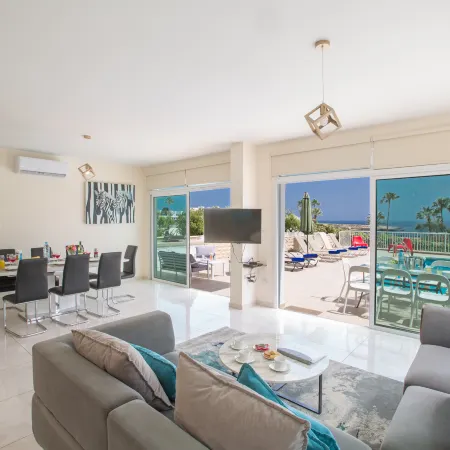 Protaras Mesogeios Villa Me16 / Beachfront Villa in Protaras Center