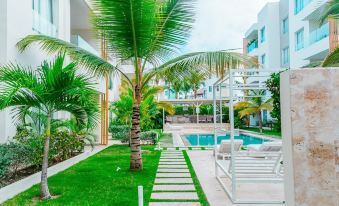 Gorgeous Condos Steps from the Beach B2