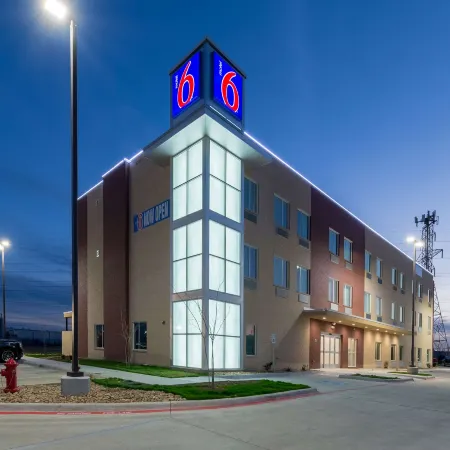 Motel 6 Fort Worth, TX - North - Saginaw Отели рядом с достопримечательностью «Бар Billy Bob's Texas»