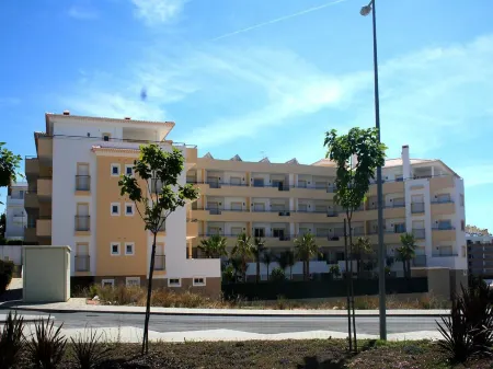 Luxury 3 Bed with Pool View