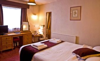 The Cedars Hotel and Restaurant - Housity