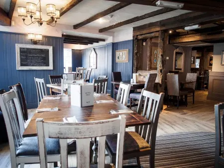 De Trafford Arms by Chef & Brewer Collection Отели рядом с достопримечательностью «Alderley Edge Woodland Walk»